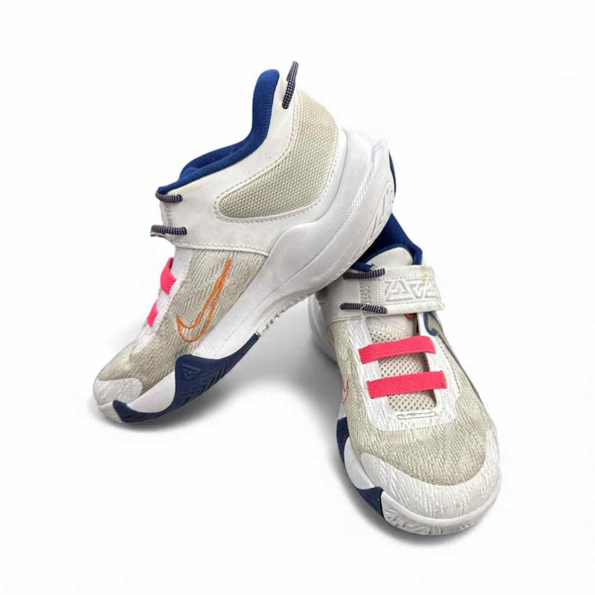 Nike (B) White Youth Shoe Size 1.5 (Youth) Athletic Shoes