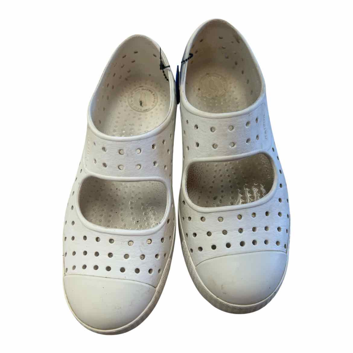 Native (B) White Youth Shoe Size 2 (Youth) Girl's Casual Shoes