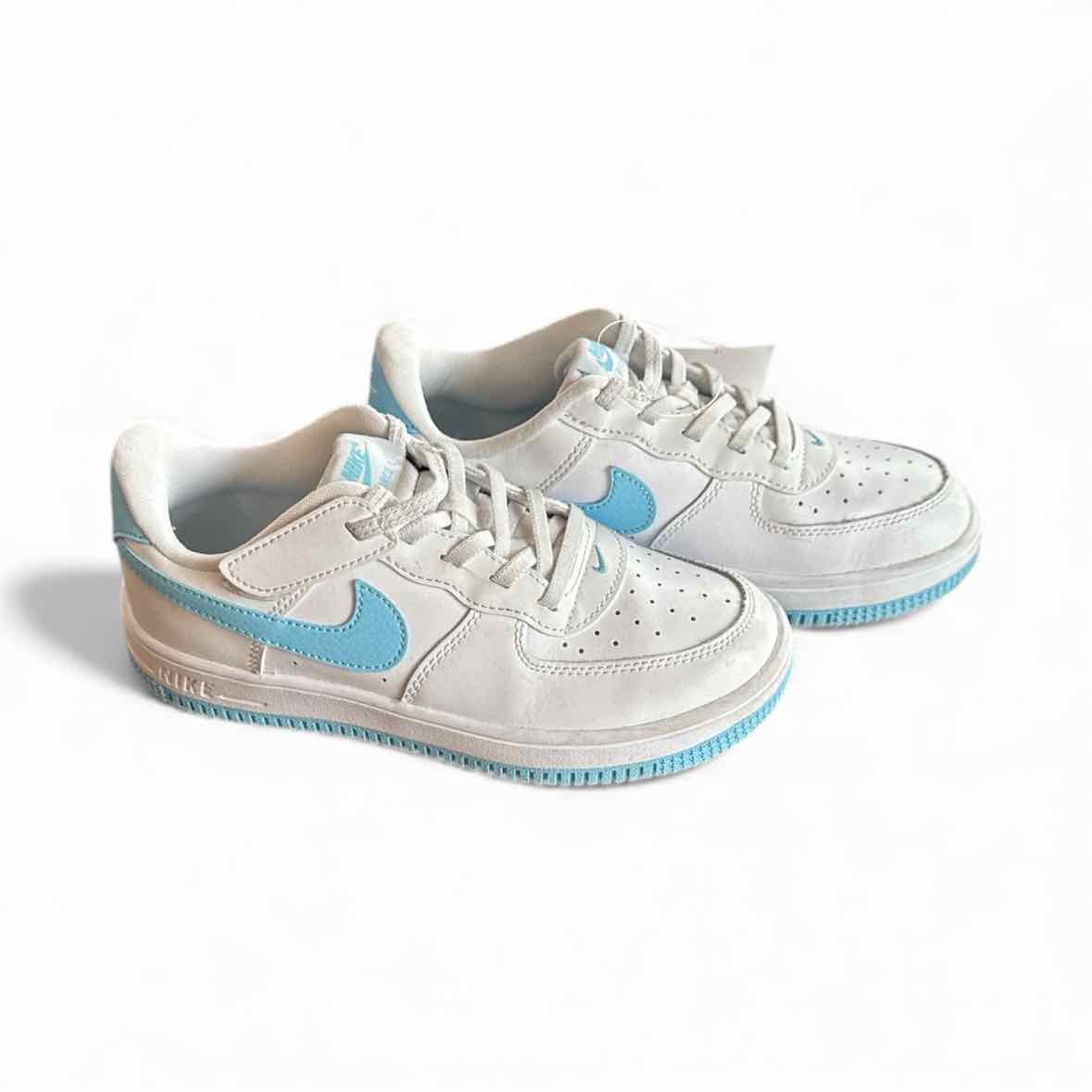 Nike (B) White Youth Shoe Size 3 (Youth) Athletic Shoes