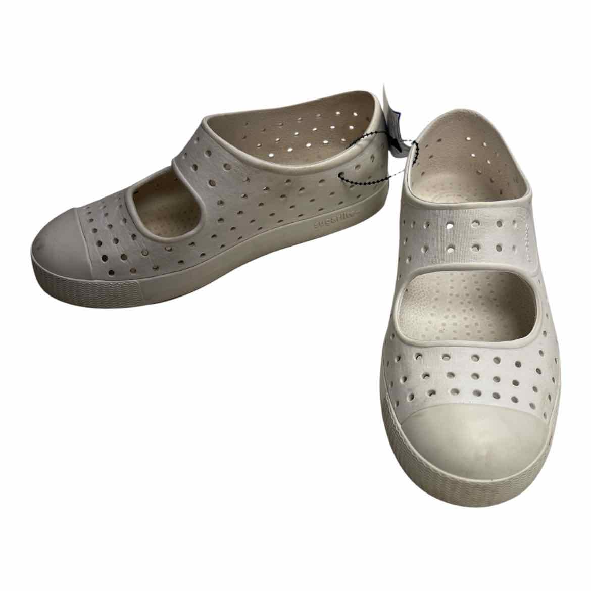 Native (B) White Youth Shoe Size 2 (Youth) Girl's Casual Shoes