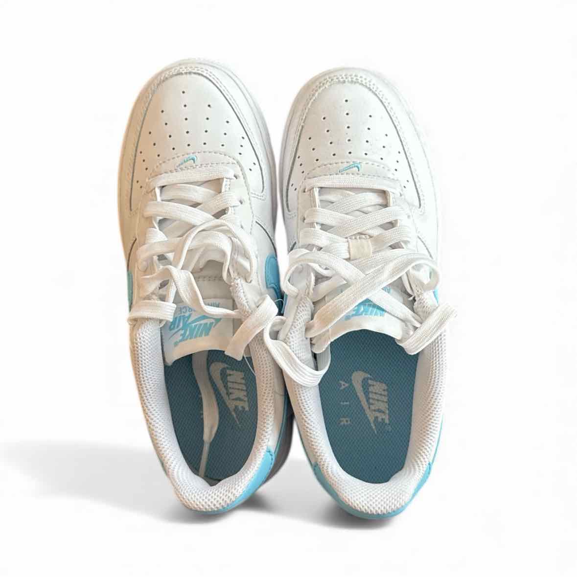 Nike (B) White Youth Shoe Size 3 (Youth) Athletic Shoes