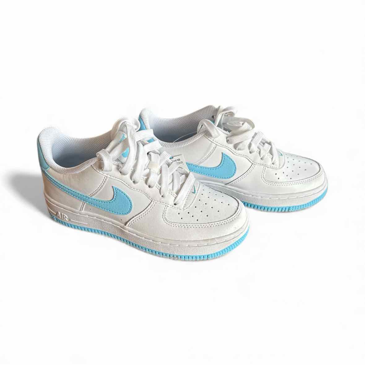 Nike (B) White Youth Shoe Size 3 (Youth) Athletic Shoes
