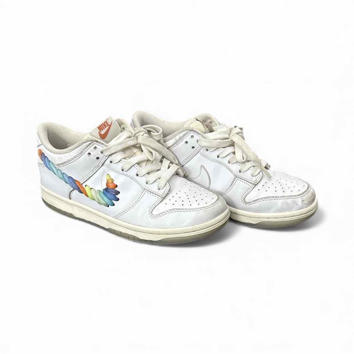 Nike (B) White Youth Shoe Size 5.5 (Youth) Casual Shoes