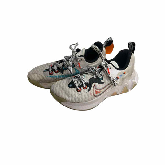 Nike (B) White Youth Shoe Size 5 (Youth) Athletic Shoes