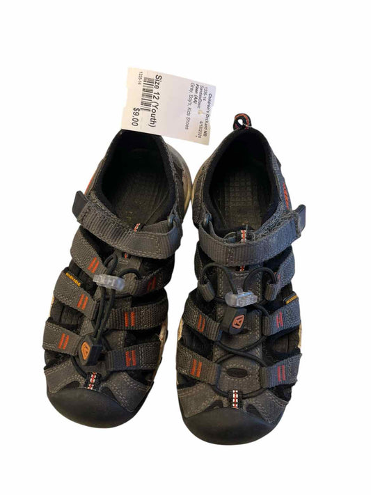 Keen (AA) Grey Youth Shoe Size 12 (Youth) Boy's SandalsBasic